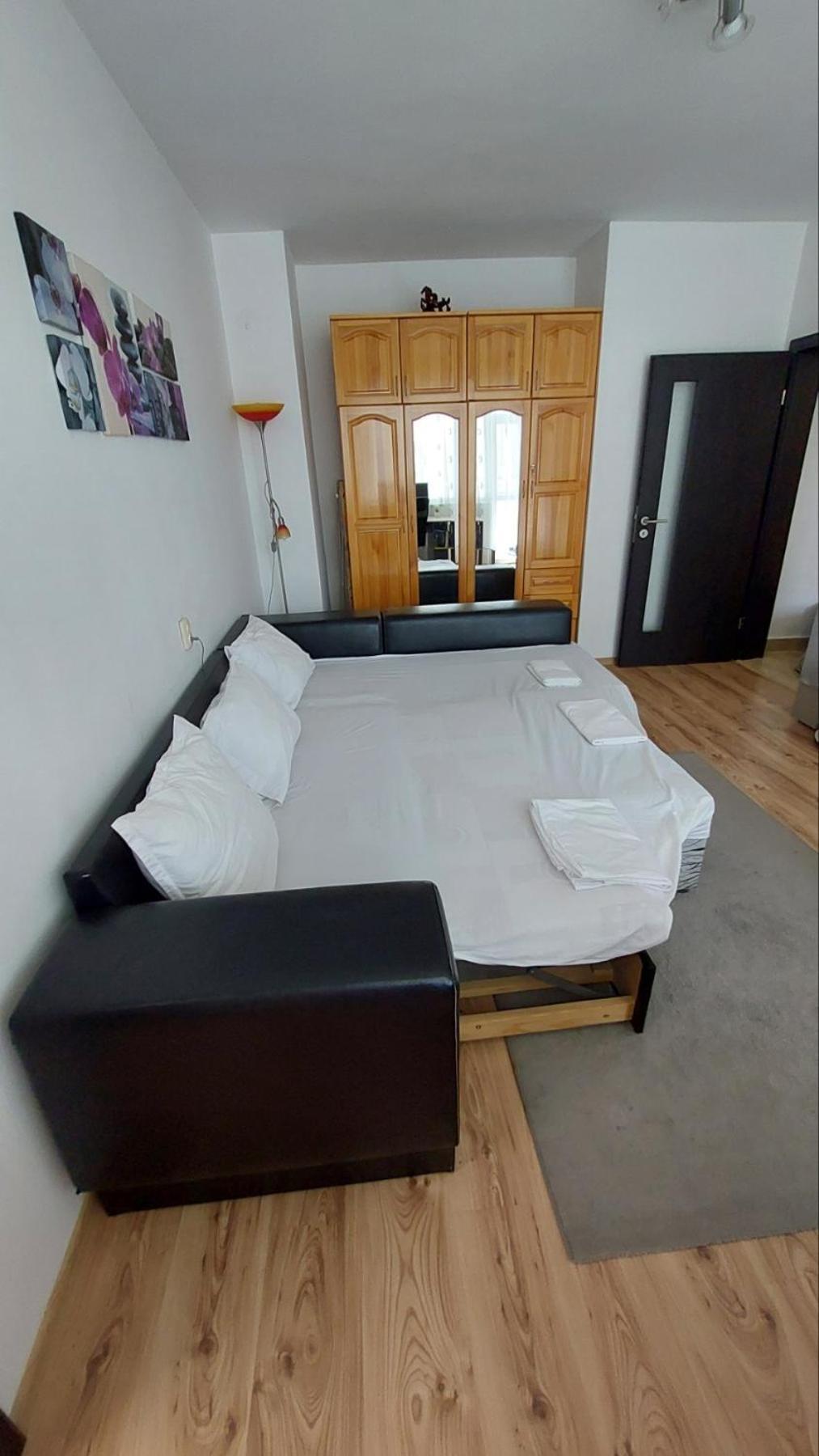 3 Rooms Apartment, Top Center, 1St Floor, Aubg, Free Parking, Pc I5 Ssd, 3 Led Tvs 200 Channels, Wifi, Terrace, Easy-Late Check-In, Stay Before Greece بلاغويفغراد المظهر الخارجي الصورة